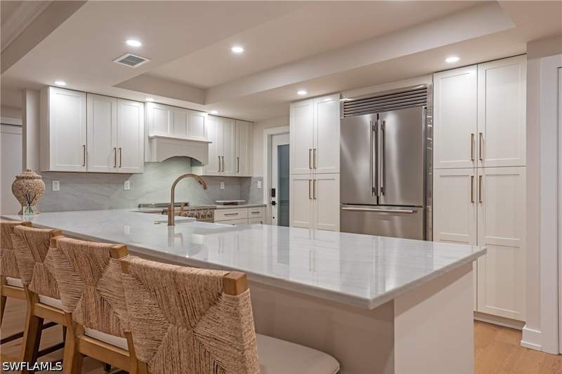 2 bedroom Condominium at 400 Park Shore Dr 304, Colony Gardens, Naples — photo 3