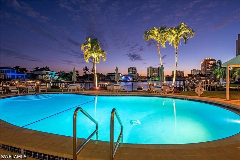 2 bedroom Condominium at 400 Park Shore Dr 304, Colony Gardens, Naples — photo 5