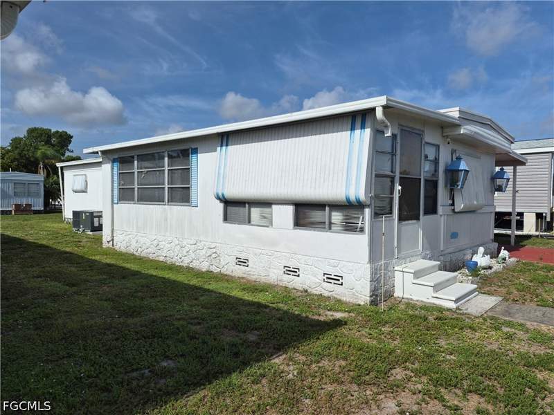 2 bedroom ManufacturedHome at 75 Hacienda Blvd, Poinsettia Park Mobile Home Co-Op Inc, Fort Myers — photo 5