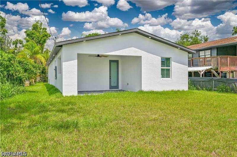 6 bedroom SingleFamilyResidence at 2223 Carver Ave, Fort Myers, Fort Myers — photo 2