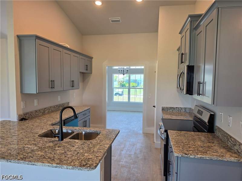 4 bedroom SingleFamilyResidence at 925 NW 8th Pl, Cape Coral, Cape Coral — photo 3