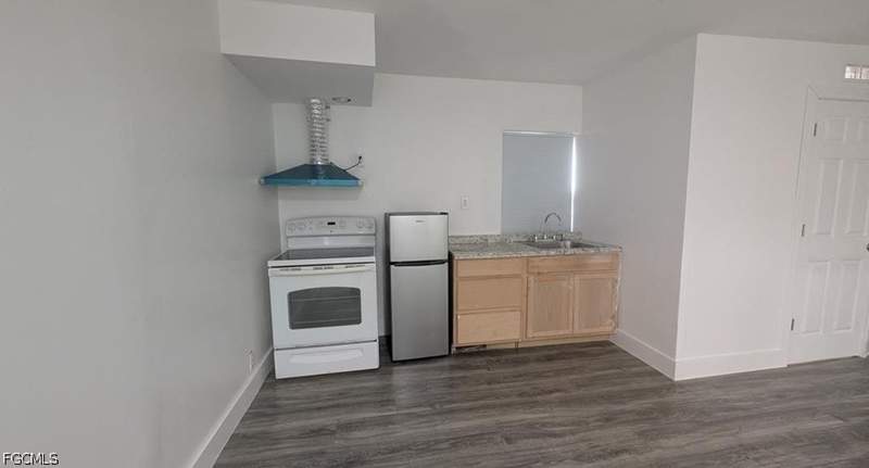 3 bedroom SingleFamilyResidence at 660 S Missouri St, Port Labelle, Labelle — photo 4