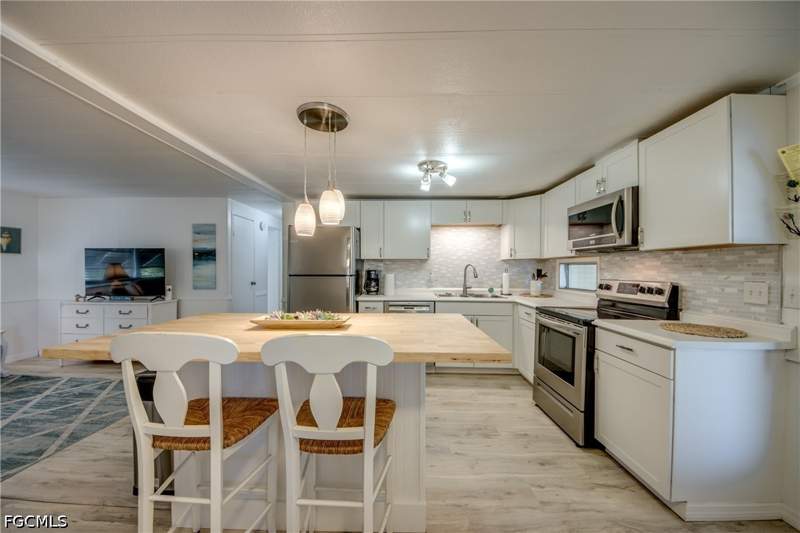 2 bedroom ManufacturedHome at 5510 Back Bay Bend, Old Bridge Village, North Fort Myers — photo 4