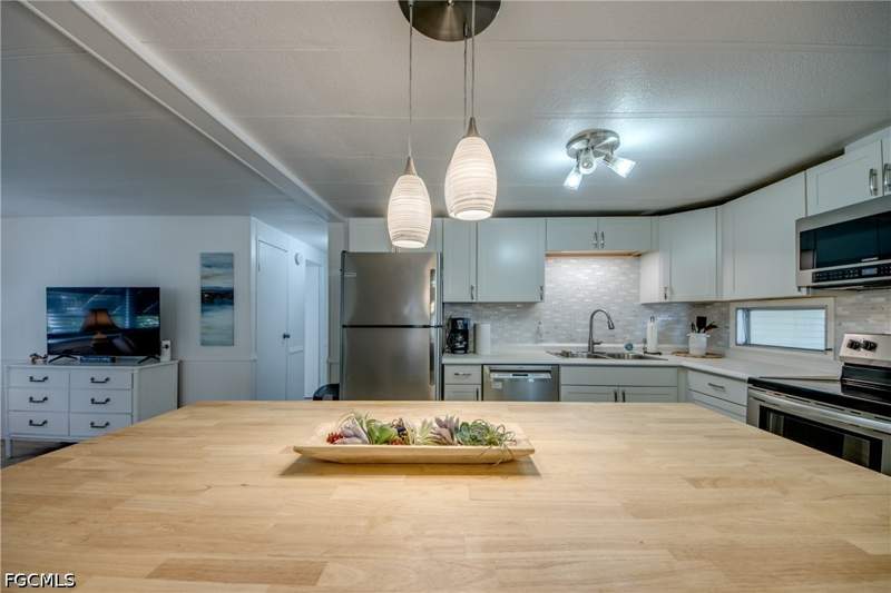 2 bedroom ManufacturedHome at 5510 Back Bay Bend, Old Bridge Village, North Fort Myers — photo 5