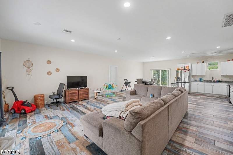 3 bedroom SingleFamilyResidence at 8006 Oakleaf Cir, Labelle, Labelle — photo 4
