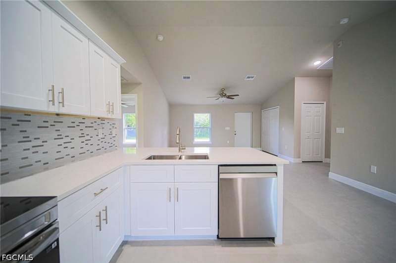 3 bedroom SingleFamilyResidence at 1011 Kent St E, Lehigh Acres, Lehigh Acres — photo 4