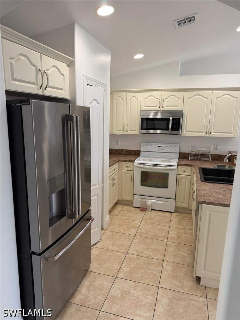 3 bedroom SingleFamilyResidence at 4048 33rd Ave NE, Golden Gate Estates, Naples — photo 5