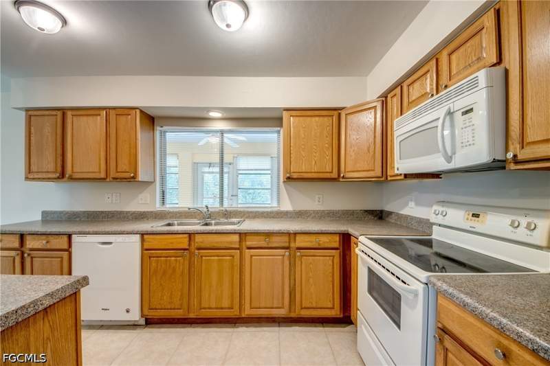 3 bedroom SingleFamilyResidence at 1315 SE 33rd Ter, Cape Coral, Cape Coral — photo 2