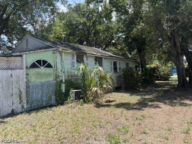 2 bedroom SingleFamilyResidence at 333 Bellair Rd, Fort Myers, Fort Myers — photo 2