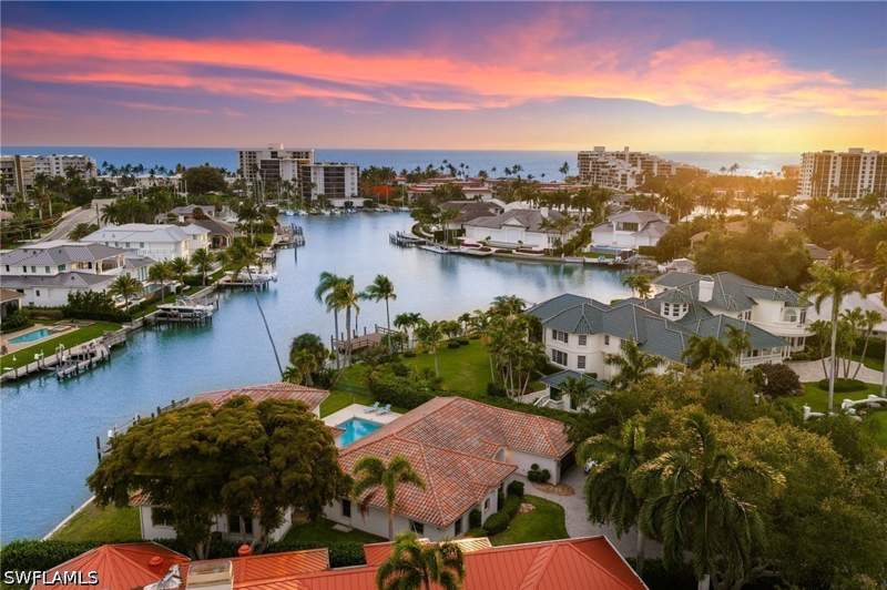 6 bedroom SingleFamilyResidence at 350 Bow Line Bend, Moorings, Naples — photo 2