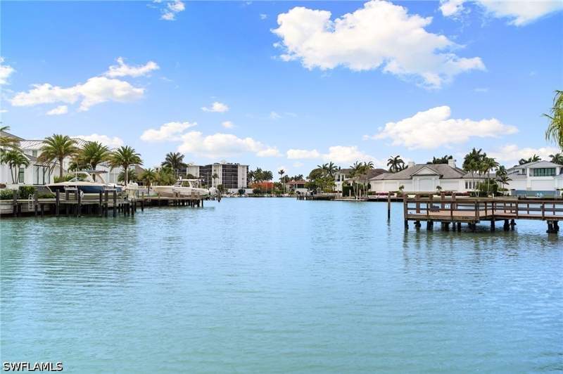 6 bedroom SingleFamilyResidence at 350 Bow Line Bend, Moorings, Naples — photo 5