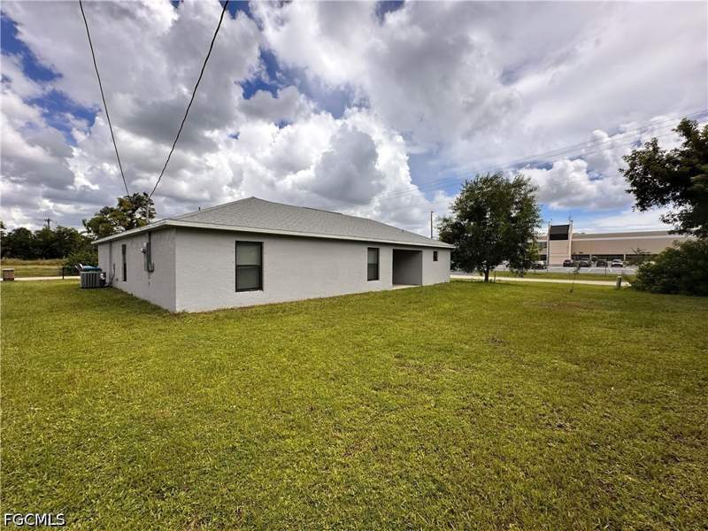 3 bedroom SingleFamilyResidence at 2212 SW Santa Barbara Pl, Cape Coral, Cape Coral — photo 2