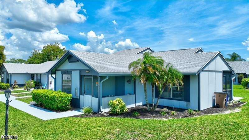 2 bedroom Attached at 10572 Quincy Ct, Beacon Square, Lehigh Acres — photo 3