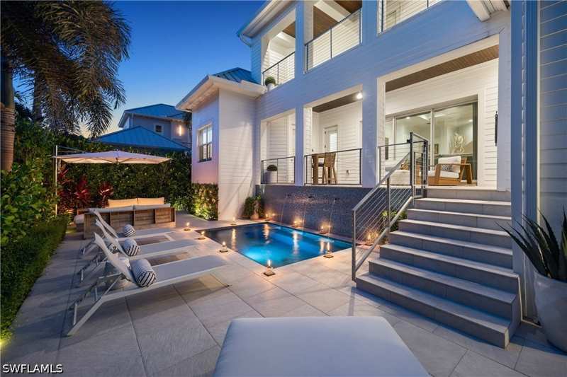 5 bedroom SingleFamilyResidence at 950 8th St S, Olde Naples, Naples — photo 1