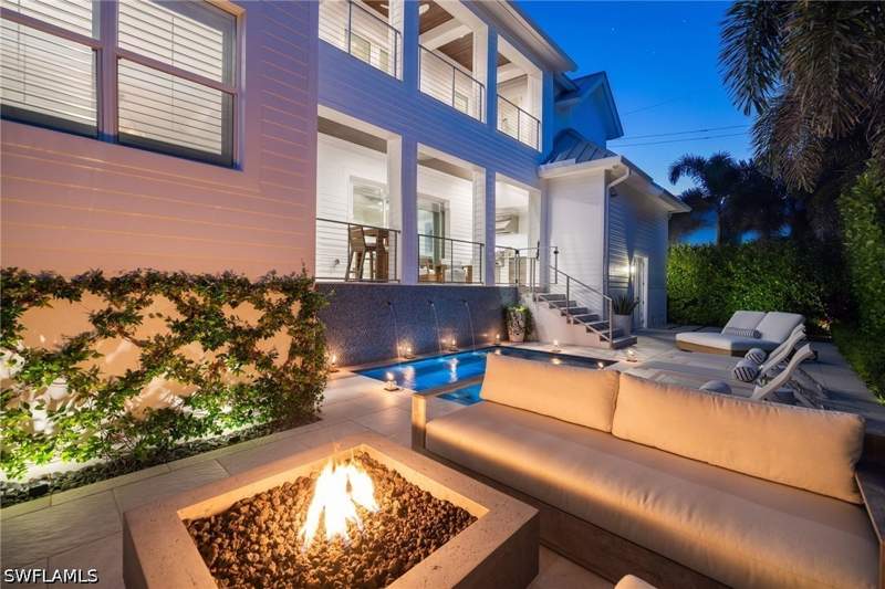 5 bedroom SingleFamilyResidence at 950 8th St S, Olde Naples, Naples — photo 2