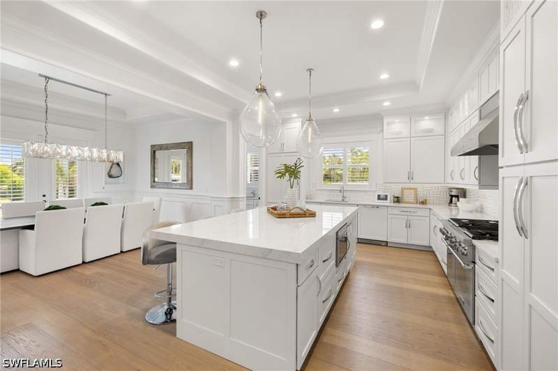 5 bedroom SingleFamilyResidence at 950 8th St S, Olde Naples, Naples — photo 4