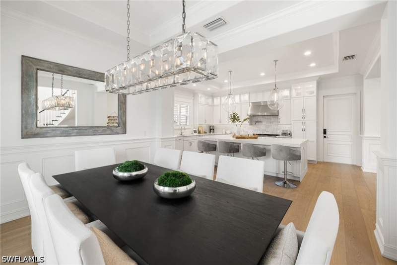 5 bedroom SingleFamilyResidence at 950 8th St S, Olde Naples, Naples — photo 5