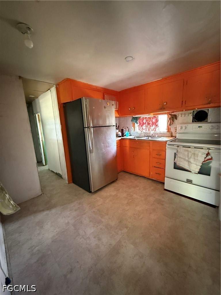 2 bedroom ManufacturedHome at 11225 Torchfire Trl, Leitner Creek Manor, Bonita Springs — photo 4