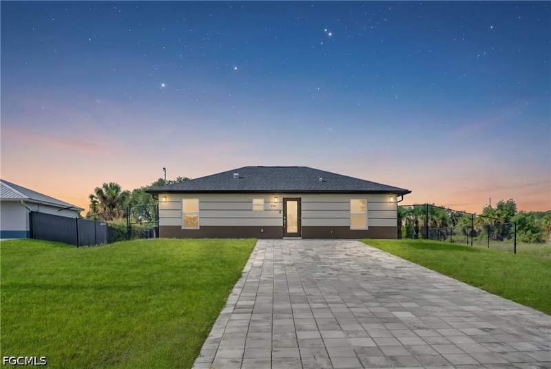 3 bedroom SingleFamilyResidence at 2075 Detroit Dr, Port Labelle, Labelle — photo 2