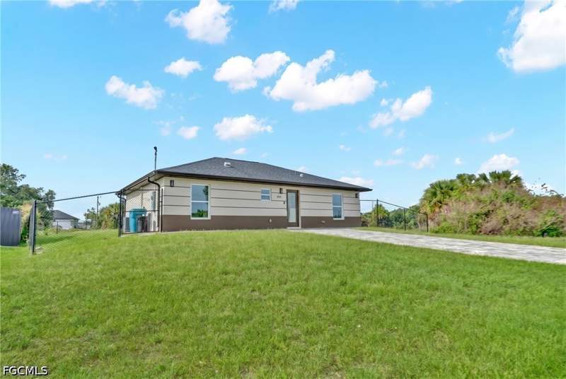 3 bedroom SingleFamilyResidence at 2075 Detroit Dr, Port Labelle, Labelle — photo 5