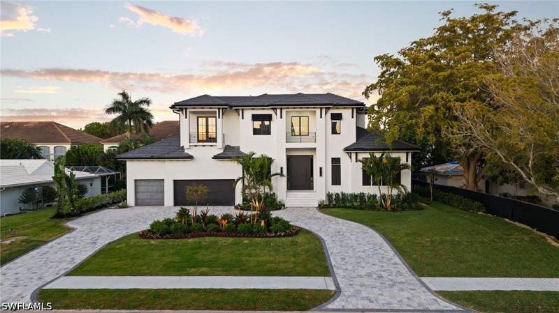 5 bedroom SingleFamilyResidence at 3840 Crayton Rd, Park Shore, Naples — photo 2