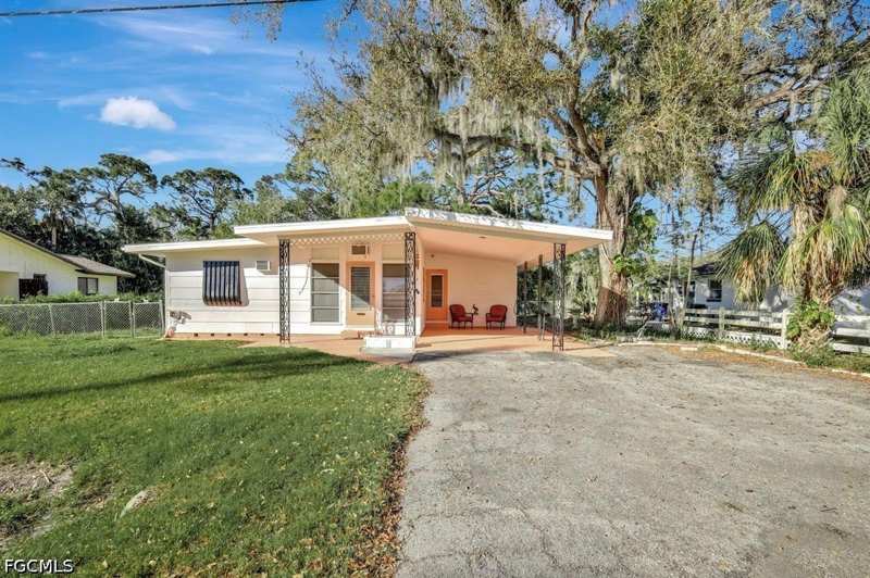 2 bedroom SingleFamilyResidence at 1802 Marilyn Dr, North Fort Myers, North Fort Myers — photo 1