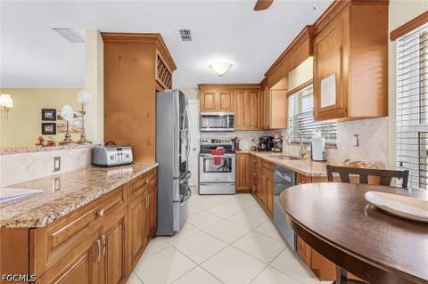 3022 SE 17th Pl, Cape Coral FL - photo 9 of 32