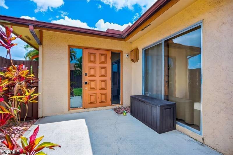 2 bedroom Attached at 6315 Royal Woods Dr, Royal Woods, Fort Myers — photo 4