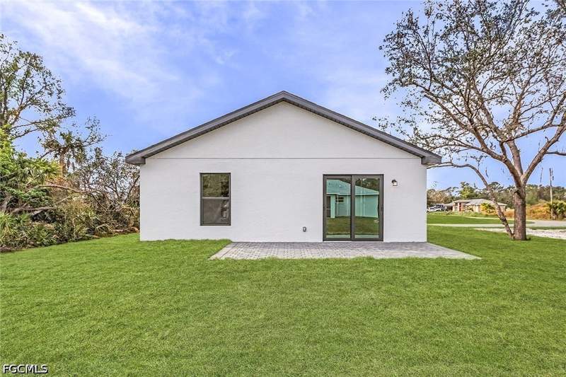 3 bedroom SingleFamilyResidence at 434 Parkdale Blvd, Mirror Lakes, Lehigh Acres — photo 3