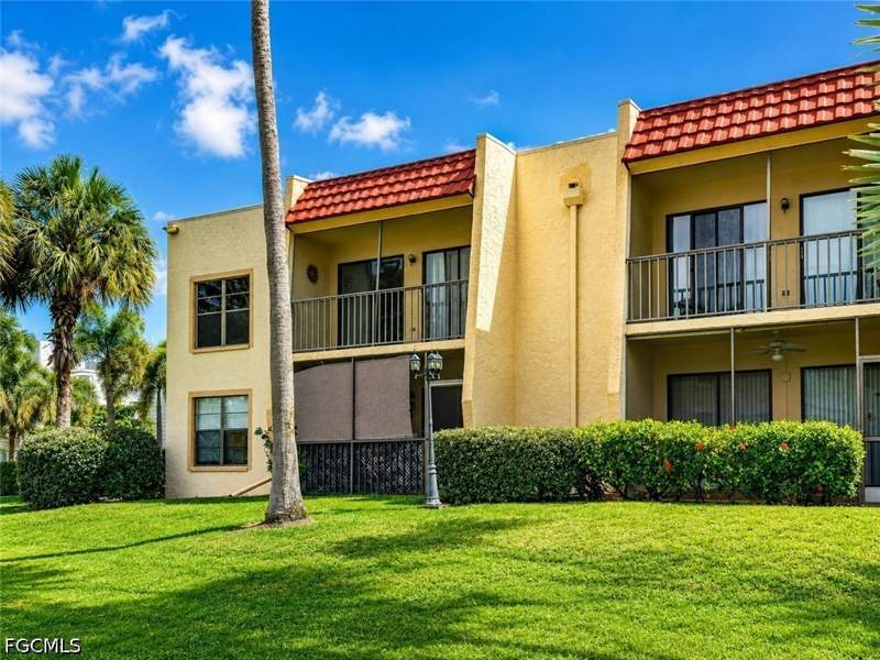 2 bedroom Condominium at 12481 McGregor Blvd 17, Maple Gardens, Fort Myers — photo 2