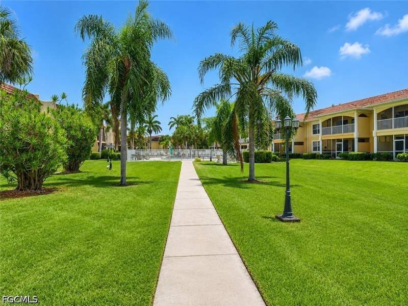 2 bedroom Condominium at 12481 McGregor Blvd 17, Maple Gardens, Fort Myers — photo 3
