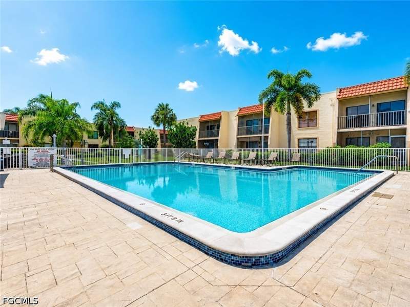 2 bedroom Condominium at 12481 McGregor Blvd 17, Maple Gardens, Fort Myers — photo 4