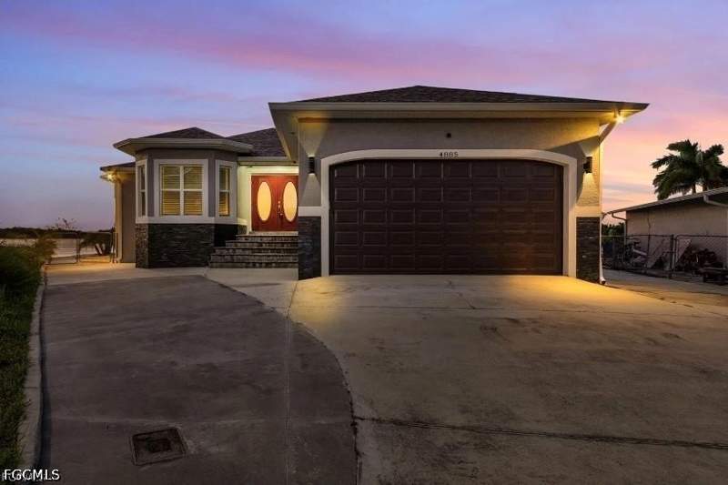 3 bedroom SingleFamilyResidence at 4885 E Riverside Dr, Fort Myers, Fort Myers — photo 2