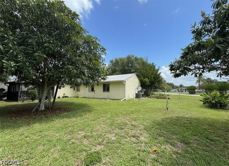 2 bedroom SingleFamilyResidence at 4001 Bishop Cir, Port Labelle, Labelle — photo 3
