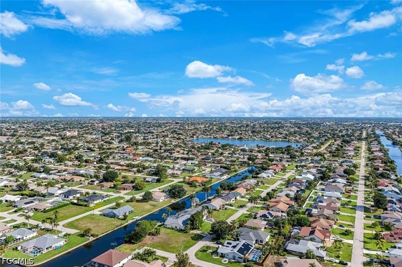 3 bedroom SingleFamilyResidence at 615 SE 19th Ct, Cape Coral, Cape Coral — photo 4