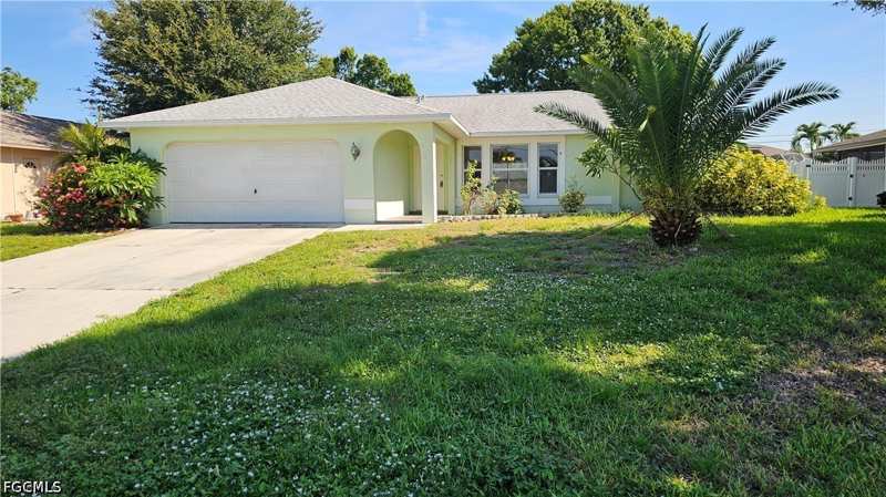 3 bedroom SingleFamilyResidence at 1401 SE 3rd St, Shamrock Lakes, Cape Coral — photo 1