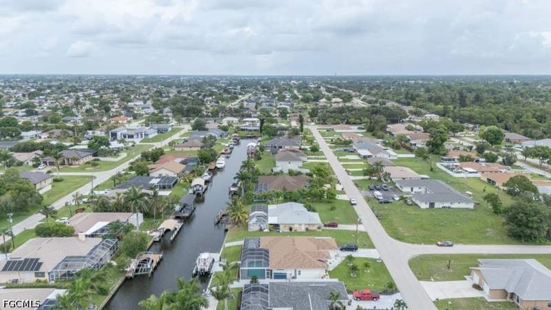 3 bedroom SingleFamilyResidence at 946 SE 23rd Pl, Cape Coral, Cape Coral — photo 2