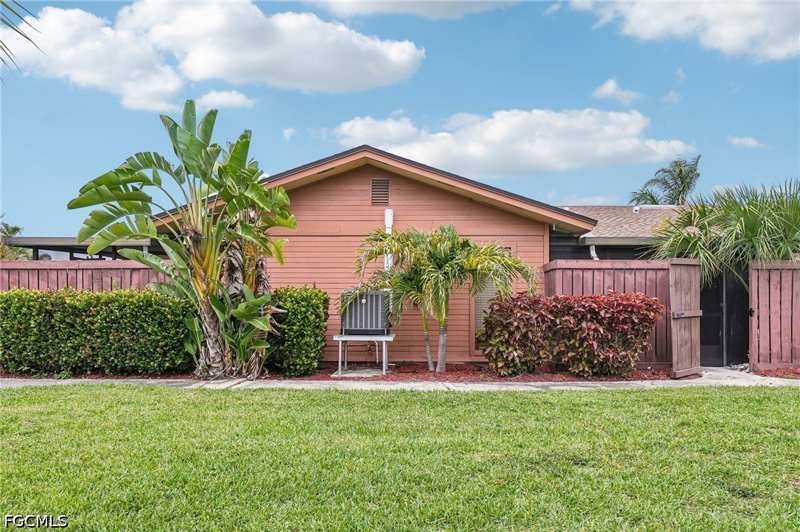 3 bedroom Attached at 17327 Birchwood Ln, Royal Woods, Fort Myers — photo 1
