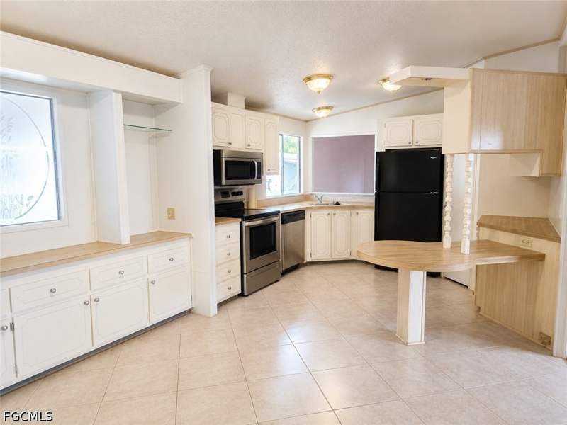 2 bedroom ManufacturedHome at 20 Grosbeak Ln 20, Quail Roost, Naples — photo 3