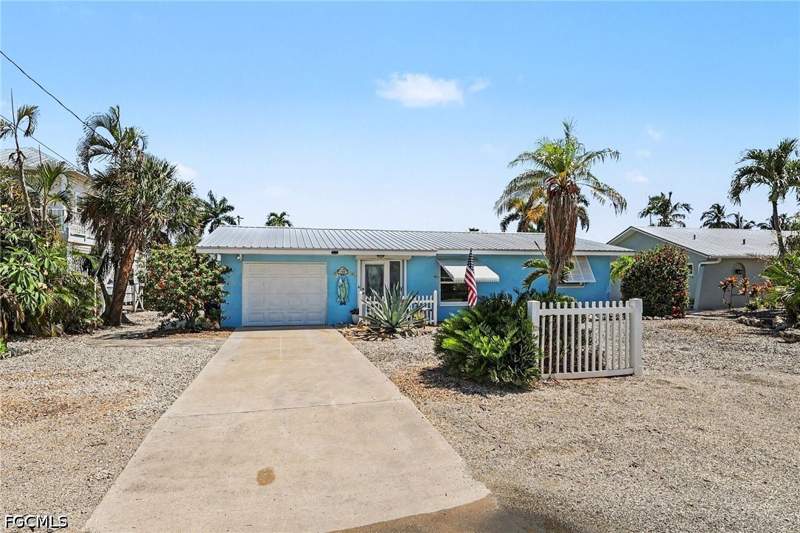 2 bedroom SingleFamilyResidence at 3608 Rita Ln, Bayview Acres, St James City — photo 3