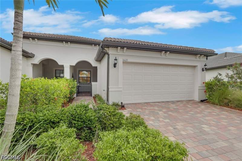 2 bedroom Attached at 16621 Rolling Rock Blvd, Country Club, Alva — photo 2