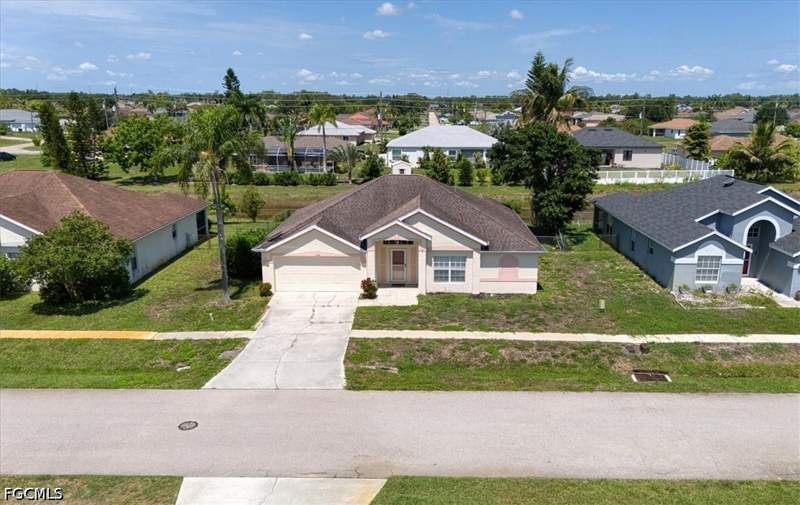 3 bedroom SingleFamilyResidence at 4664 Varsity Cir, Varsity Lakes, Lehigh Acres — photo 2
