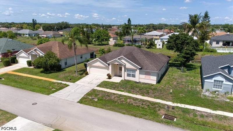 3 bedroom SingleFamilyResidence at 4664 Varsity Cir, Varsity Lakes, Lehigh Acres — photo 3