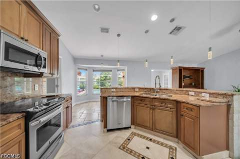 427 SE 19th Ter, Cape Coral FL - photo 15 of 44
