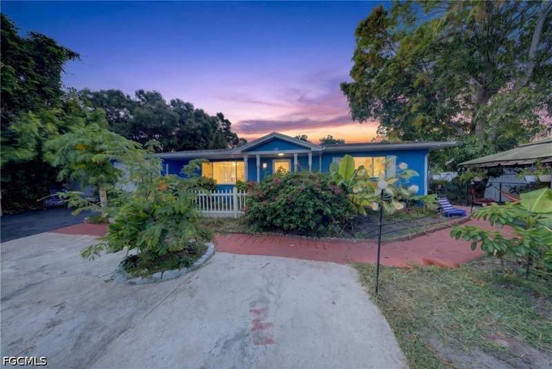 2 bedroom SingleFamilyResidence at 208 Redcliff Ave, Parkwood, Lehigh Acres — photo 1