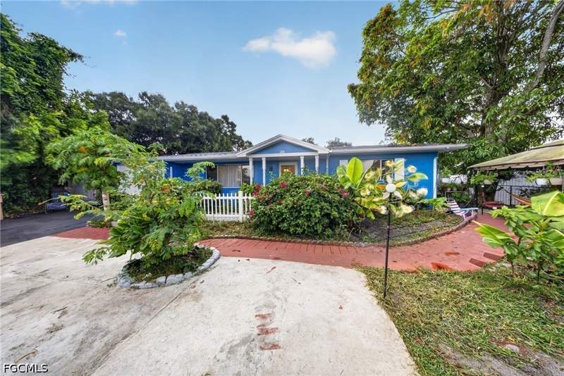2 bedroom SingleFamilyResidence at 208 Redcliff Ave, Parkwood, Lehigh Acres — photo 3