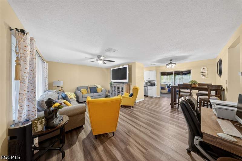 2 bedroom SingleFamilyResidence at 208 Redcliff Ave, Parkwood, Lehigh Acres — photo 4