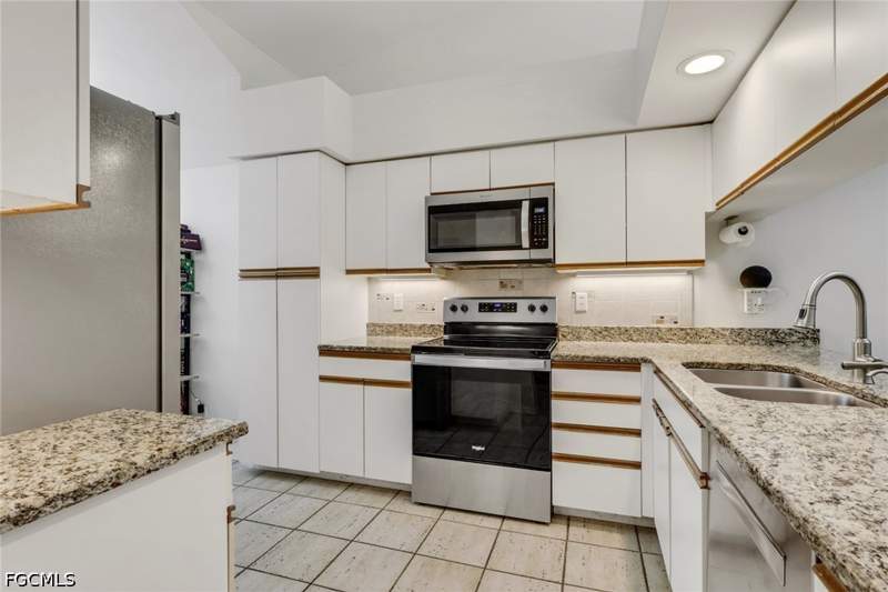 3 bedroom SingleFamilyResidence at 13206 Greywood Cir, Villas Five, Fort Myers — photo 2