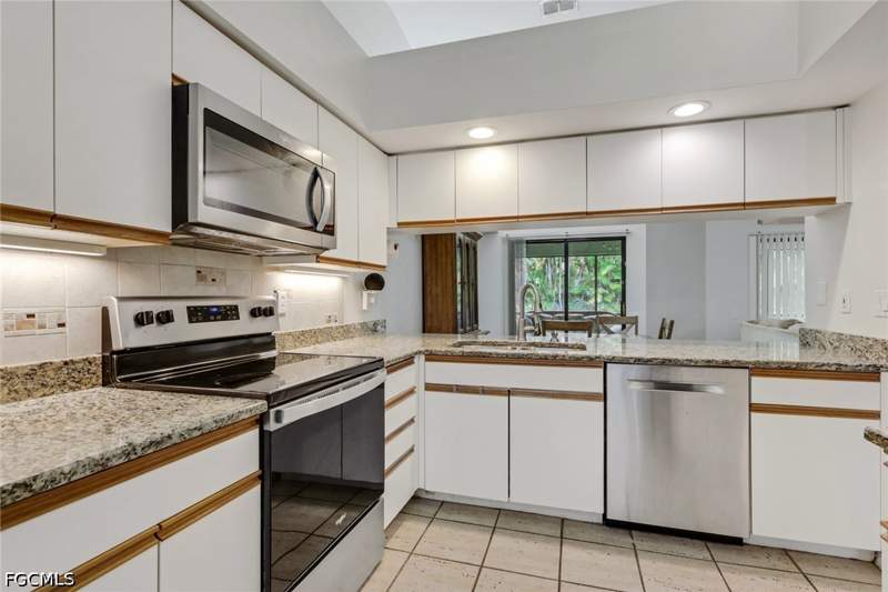 3 bedroom SingleFamilyResidence at 13206 Greywood Cir, Villas Five, Fort Myers — photo 3