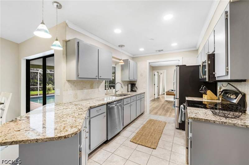 3 bedroom SingleFamilyResidence at 801 SW 52nd St, Skyline South, Cape Coral — photo 2